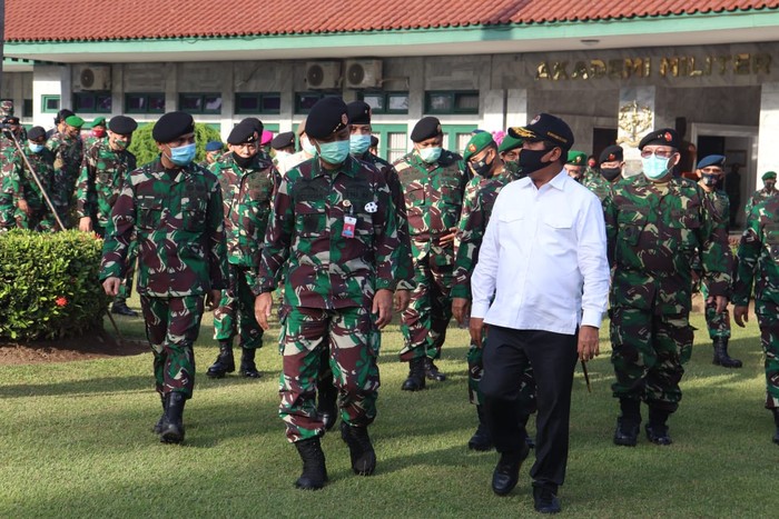 Kementrian Pertahanan (Kemhan) menyiapkan Sumber Daya Manusia (SDM) unggul melalui Universitas Pertahanan (Unhan) untuk membangun kekuatan nirmiliter dan menjaga kedaulatan bangsa di masa depan.