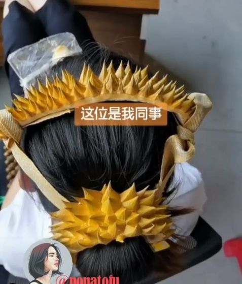 Kulit durian dipakai jadi bandana hingga sandal