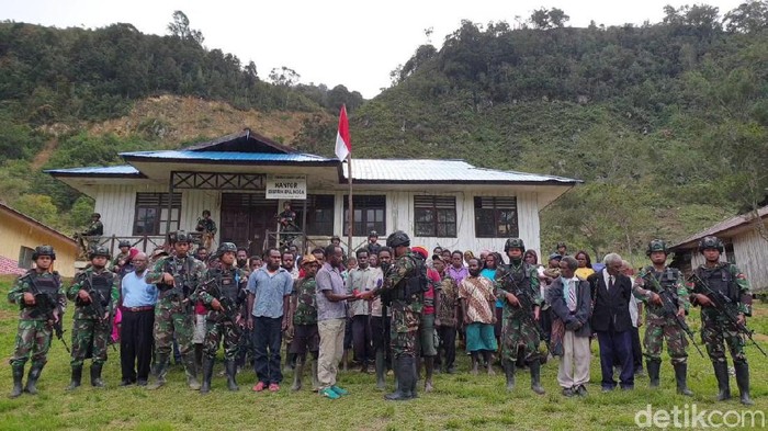 Lima anggota KKSB kelompok militan Puron Wenda menyerahkan diri dan ikrar setia ke NKRI (dok. Kogabwilhan III)
