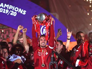 Kapten Liverpool Nih! Momen Keren Henderson ke Minamino