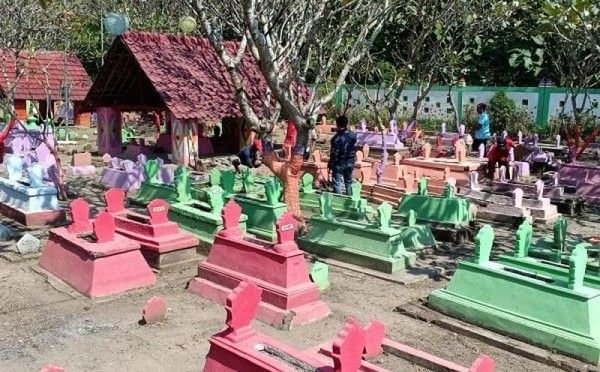 Makam warna-warni di Madiun