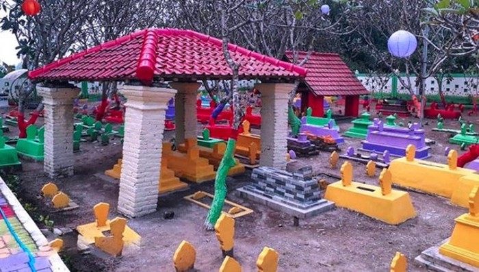 Makam warna-warni di Madiun