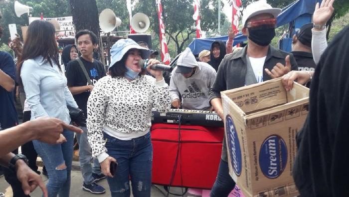 Massa demo di depan Balai Kota.
