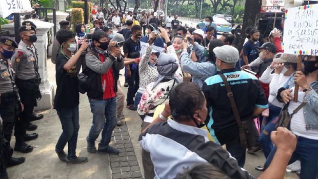 Massa demo di depan Balai Kota.