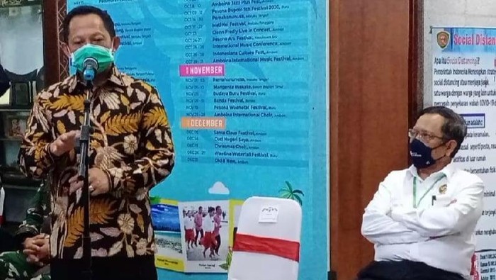 Mendagri Tito Karnavian dan Menko Polhukam Mahfud Md saat berkunjung ke Maluku (Foto: Muslimin Abbas/detikcom)