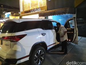 Mobil Isi Cek Rp 43 M Dibobol, Zen Curiga Diikuti Pelaku Sejak di Citos