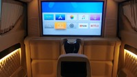 Ketika partisi ditutup, ada layar televisi 40 Inch UHD 4K TV, yang siap menjadi teater berjalan untuk penumpang belakang. Foto: Lombardi