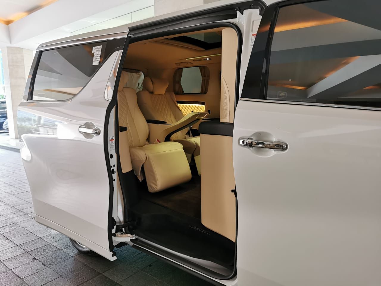 Sultan Modifikasi Toyota Alphard Dengan Nuansa Kabin Ala Private Jet