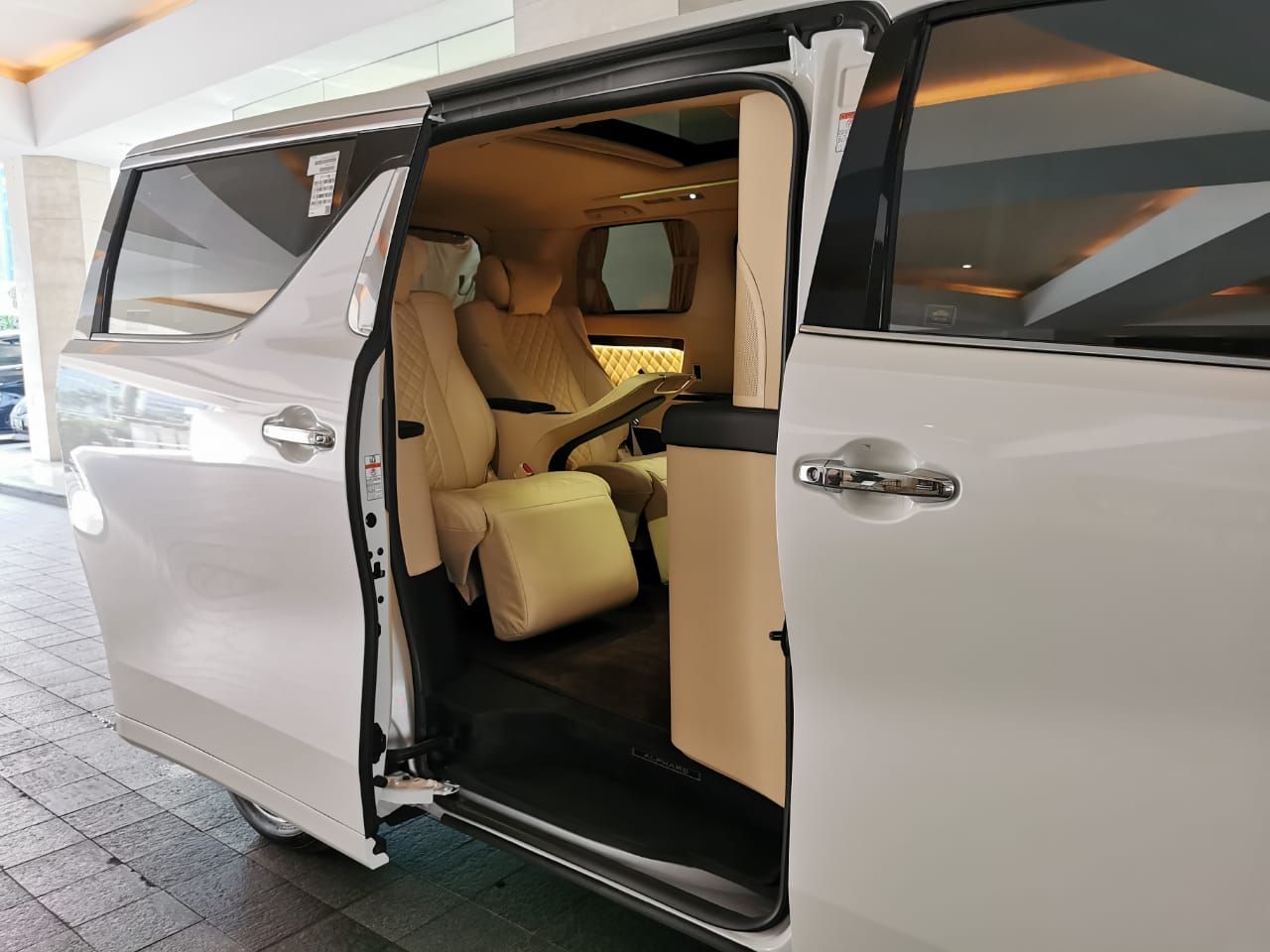 Sultan Modifikasi  Toyota Alphard  dengan Nuansa Kabin Ala 