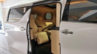 Paket modifikasi Toyota Alphard dengan kustom Lombardi Allegra 2020 ini dibanderol di angka Rp 700 Juta. Foto: Lombardi