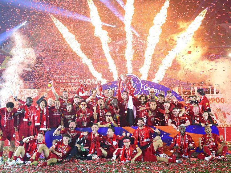 Momen Liverpool Angkat Trofi Liga Inggris