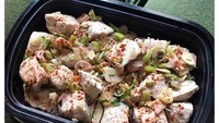 Pemilik 32 ribu followers ini menikmati olahan ayam. Namun ia hanya menikmati bagian dada yang diolah dengan cara kukus atau rebus, lalu ditambah sayuran. Foto: Instagram monicasinatra