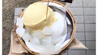 Sedang liburan di Bangkok, Monica segarkan dahaga dengan makan es krim kelapa. Slurpp! Foto: Instagram monicasinatra