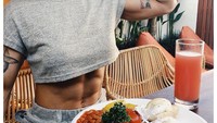 Di hari Minggu Monica manjakan diri dengan makan enak. Ia pilih baked beans, bacon, dan ragam sayuran untuk santap siang. Ada juga jus yang menyegarkan. Foto: Instagram monicasinatra