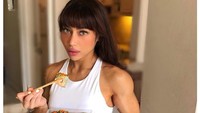 Wanita yang hobi karate ini juga doyan salad. Bedanya ia menikmati salad dalam versi salad roll yang lebih praktis dan tetap nikmat. Foto: Instagram monicasinatra