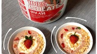 Sebagai seorang binaragawati, Monica tentu menjaga asupan hariannya. Waktu puasa, ini adalah menu buka puasanya. Berupa oat dengan strawberry, bubuk protein, crackers, dan Greek yogurt. Sehat banget ya! Foto: Instagram monicasinatra