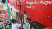 Sabar merupakan seniman mural dengan latar belakang pelukis poster dan baliho film layar lebar sejak era 80-an.