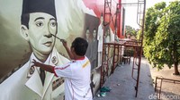 Sabar (60), seniman mural, membuat lukisan dinding detik-detik proklamasi kemerdekaan Republik Indonesia di Pondok Aren, Tangerang Selatan, Kamis (23/7/2020).