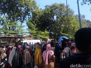Istri Nelayan Geruduk Rujab Gubernur Tolak Penambangan Pasir Laut Makassar