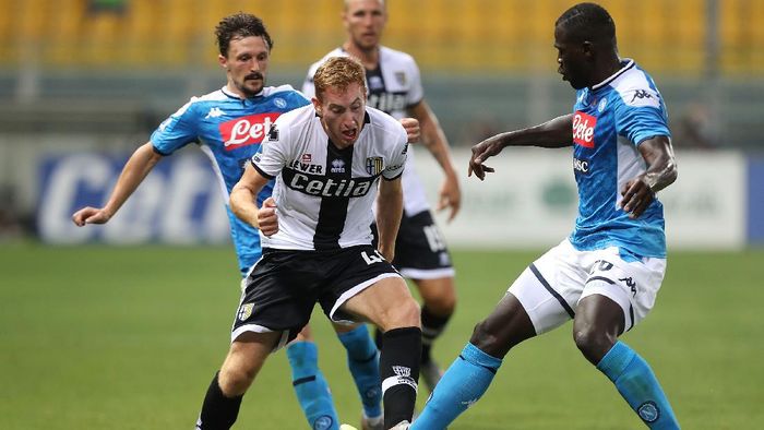 Parma vs Napoli PARMA, ITALY - JULY 22: Dejan Kulusevski of Parma Calcio battles for the ball with Kalidou Koulibay of SSC Napoli during the Serie A match between Parma Calcio and SSC Napoli at Stadio Ennio Tardini on July 22, 2020 in Parma, Italy. (Photo by Gabriele Maltinti/Getty Images)