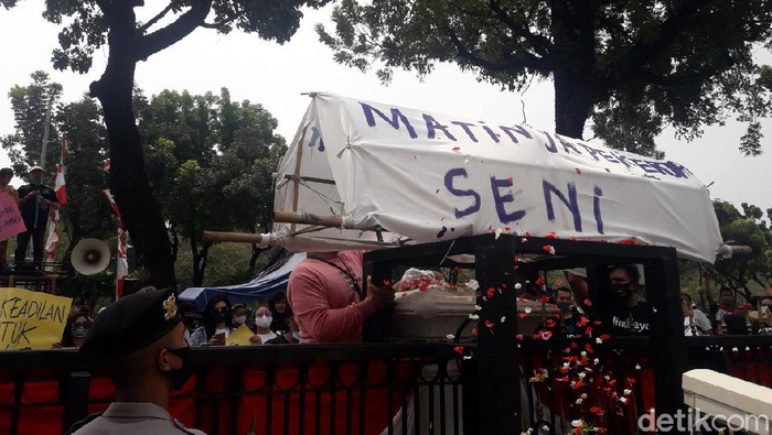 Pekerja seni demo di depan kantor Anies, Kamis (23/7/2020). (M Ilman Nafian)