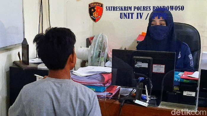 Pria warga Prajekan, Bondowoso diamankan karena melakukan pemerkosaan terhadap gadis di bawah umur. Korban merupakan pacar pelaku.