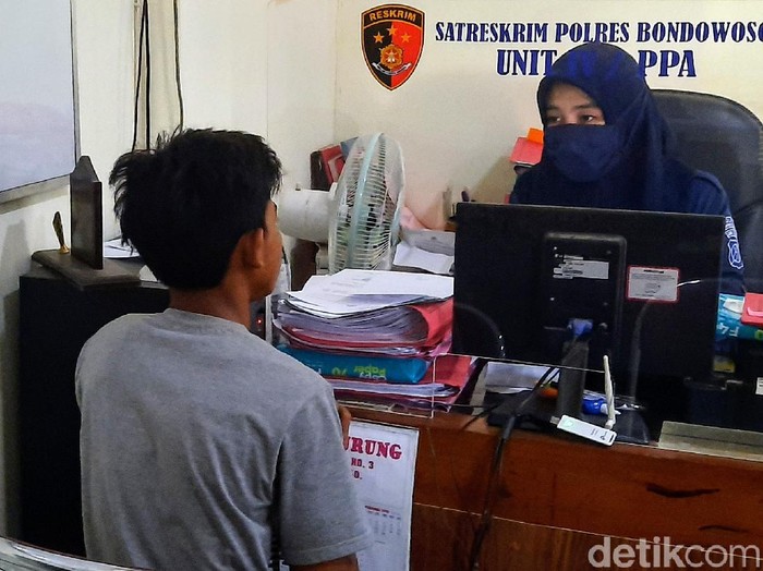 Pria di Bondowoso diamankan karena melakukan pemerkosaan terhadap pacarnya yang masih di bawah umur. Korban yang kini hamil 5 bulan diduga tidak hanya diperkosa oleh sang pacar.