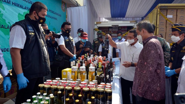 Pemusnahan Ribuan Miras dan Garam Ilegal Menteri Perdagangan Agus Suparmanto hadir dalam pemusnahan garam Himalaya dan minuman beralkohol di Balai Pengawasan Tertib Niaga, Bekasi.
