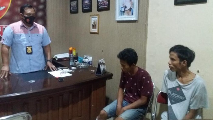 Kedua pelaku saat diamankan di Subdit Jatanras Polda Sumsel.