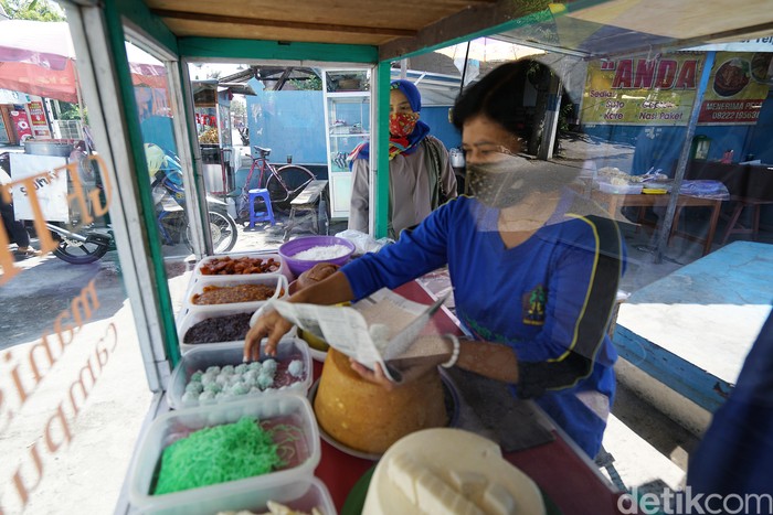 Penjual klepon di Solo diburu pembeli Penjual klepon di Solo diburu pembeli