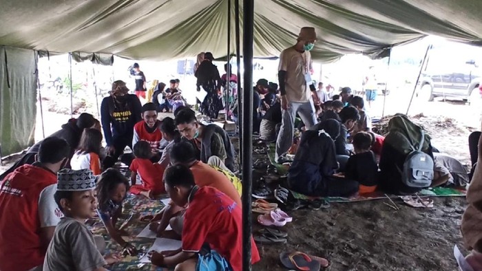 Peringatan Hari Anak Nasional di tenda pengungsian korban banjir bandang Luwu Utara