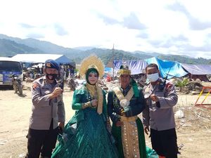 Viral, Warga Korban Banjir Luwu Utara Menikah di Pengungsian