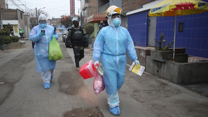 Rapid test Corona di kawasan Lima, Peru, digelar dengan sistem door to door. Petugas kesehatan langsung menghampiri warga di zona terindikasi COVID-19.
