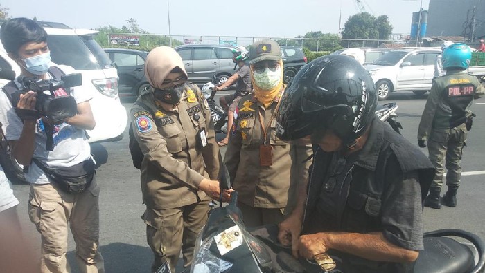 Petugas Satpol PP Depok razia warga tak bermasker