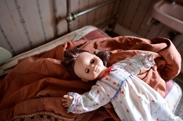 Kertas dinding dari tahun 1920-an masih melekat di sana. Pun dengan berbagai barang-barang seperti kasur dan boneka-boneka yang terbaring di atas bantal.(Foto: Getty Images/Bethany Clarke) Kertas dinding dari tahun 1920-an masih melekat di sana. Pun dengan berbagai barang-barang seperti kasur dan boneka-boneka yang terbaring di atas bantal.(Foto: Getty Images/Bethany Clarke)