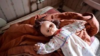 Kertas dinding dari tahun 1920-an masih melekat di sana. Pun dengan berbagai barang-barang seperti kasur dan boneka-boneka yang terbaring di atas bantal.(Foto: Getty Images/Bethany Clarke)