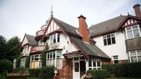 Di dekat Harrogate, utara Yorkshire, Inggris berdiri rumah mewah yang dulu sempat menjadi yang termegah di negara itu. Sayangnya, rumah ini sudah ditinggalkan penghuninya dan terbengkalai selama puluhan tahun. (Foto: Getty Images/Bethany Clarke)