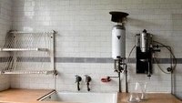 Dapur sama sekali tidak termakan waktu. Tampak pemanas gas masih diletakkan di atas wastafel. Ini digunakan untuk memanaskan air dan menggiling kopi dengan penggiling kuno. (Foto: Getty Images/Bethany Clarke)