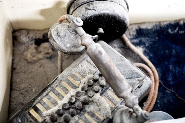 Uniknya, di sana juga ada telepon yang sudah berkarat dan berdebu. Telepon ini dulu digunakan untuk memanggil para pelayanan di rumah. (Foto: Getty Images/Bethany Clarke) Uniknya, di sana juga ada telepon yang sudah berkarat dan berdebu. Telepon ini dulu digunakan untuk memanggil para pelayanan di rumah. (Foto: Getty Images/Bethany Clarke)