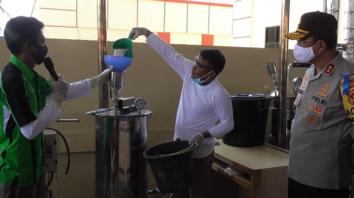 Polda Gorontalo dan BPOM olah miras sitaan jadi hand sanitizer (Foto: Ajis Khalid/detikcom)