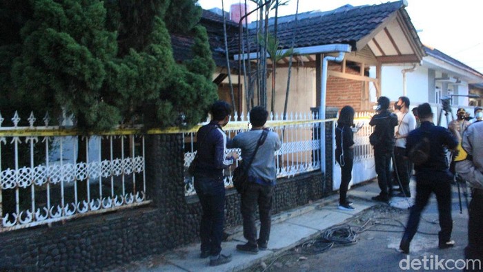 Polisi tetapakan empat tersangka produsen pil obat berbahaya di Bandung