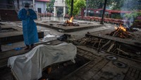 Kerabat korban melakukan penghormatan terakhir sebelum jenazah dikremasi.