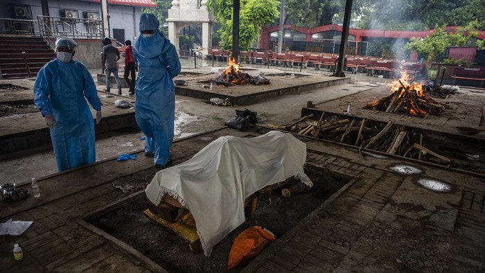 Potret Persiapan Kremasi Jenazah COVID-19 di India India jadi negara ketiga dengan kasus COVID-19 terbanyak di dunia setelah Amerika Serikat dan Brasil. Beberapa penanganan jenazah pun dilakukan dengan cara kremasi.