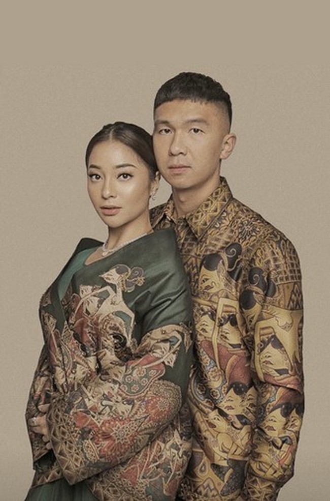 Pada konsep pemotretan selanjutnya, keduanya serasi mengenakan busana batik. Aktris 26 tahun ini terlihat memakai kimono dengan kain batik tulis bergambar wayang. Indra Priawan pun memakai kemeja batik tulis dengan motif yang sama. Foto: Instagram