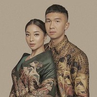 Pada konsep pemotretan selanjutnya, keduanya serasi mengenakan busana batik. Aktris 26 tahun ini terlihat memakai kimono dengan kain batik tulis bergambar wayang. Indra Priawan pun memakai kemeja batik tulis dengan motif yang sama. Foto: Instagram