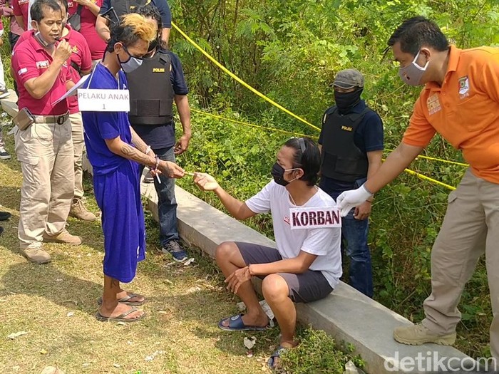 Rekonstruksi pembunuhan sadis pasangan kekasih terhadap ABG di Kota Pekalongan, Kamis (23/7/2020).