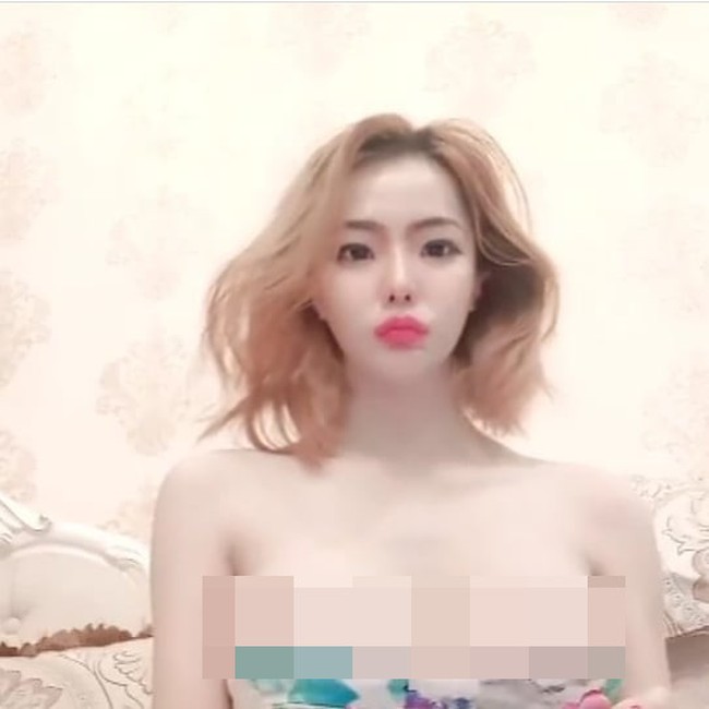 Dari foto-foto yang ditemukan di Facebook, Saran memang berpose dengan baju yang terbuka dan menonjolkan bagian tubuhnya. Tapi wanita tersebut tidak pernah menanggalkan semua busana. Postingannya pun dianggap tidak sevulgar banyak selebgram seksi dari negara lain. Foto: Facebook