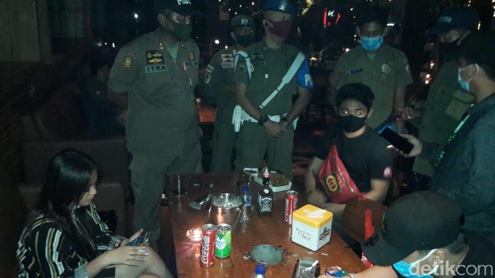 Satpol PP Makassar Razia tempat hiburan malam. Seluruh pengunjung jalani rapid test.