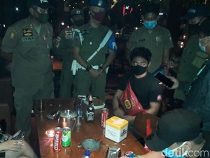Satpol PP Makassar Razia Tempat Hiburan Malam, Seluruh Pengunjung Rapid Test