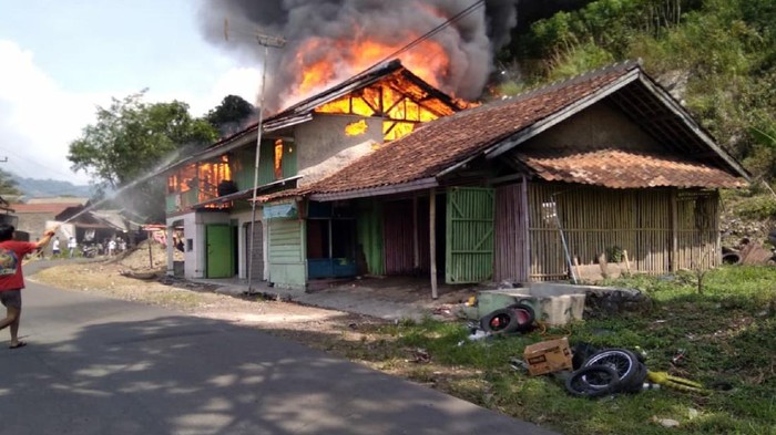 Sebuah rumah merangkap bengkel di Sukabumi terbakar